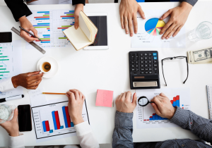 Read more about the article PROFIT MAXIMIZATION VS. STAKEHOLDER VALUE: BALANCING ORGANIZATIONAL GOALS